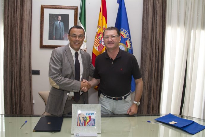 El presidente de la Diputación de Huelva, Ignacio Caraballo, con Villablanca.