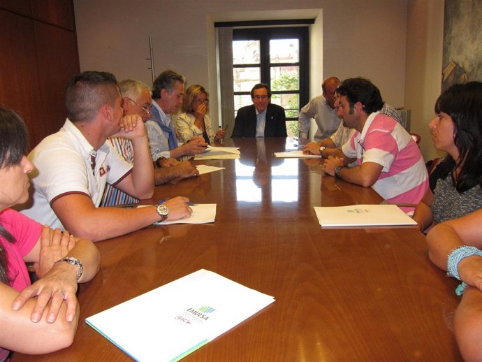 Couto, en el centro, presidiendo la negociación.