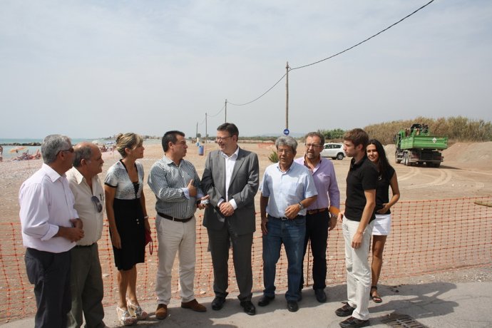 Puig y otros dirigentes socialistas en una playa de Moncofa (Castellón)