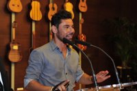 Miguel Poveda asiste en La Unión a la proyección de 'La teta y la luna', la película que protagonizó en sus inicios