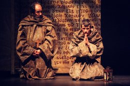 Escena de la obra 'El nombre de la rosa', de Ados Teatroa.