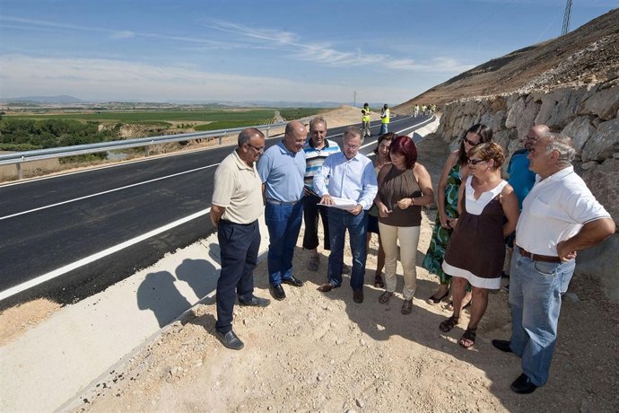 Las autoridades en el nuevo tramo de Vergalijo.