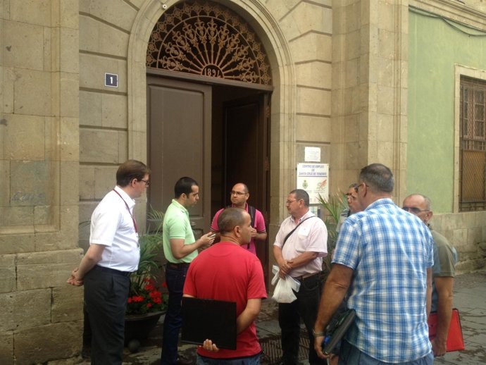 Florentino Guzmán recibe a algunos de los candidatos