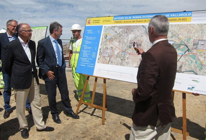 El director de Carreteras, Jorge Urrechu (en el centro) en la visita a Valladoli