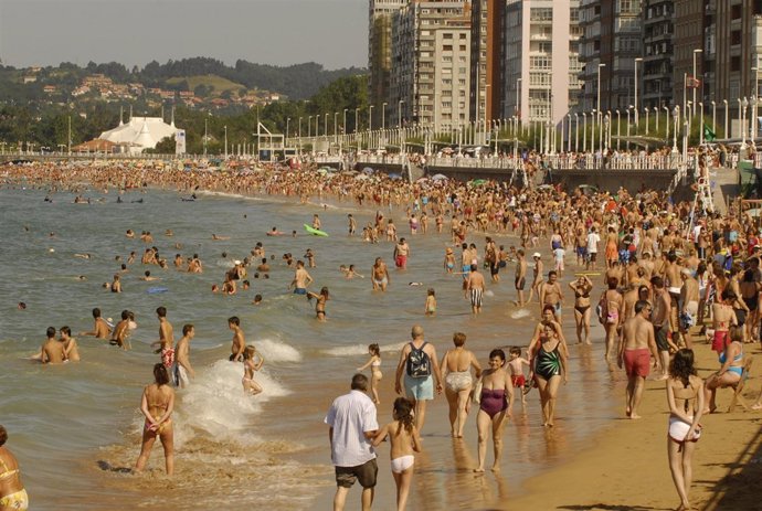 Bañistas en una playa asturiana
