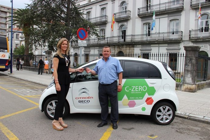 Vehículo eléctrico entregado al Ayuntamiento de Laredo