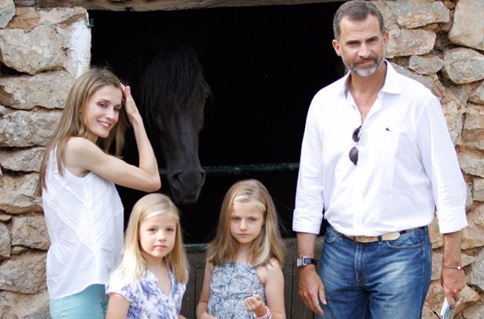  Posados De Los Príncipes De Asturias Con Sus Hijas