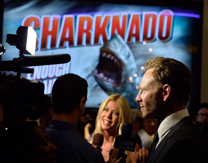 Tara Reid e Ian Ziering en premiere de Sharknado