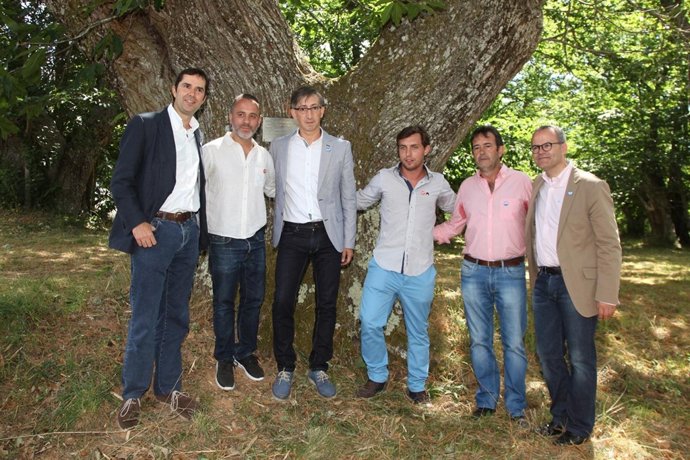 Moncho Fernánez placa en castaño milenario