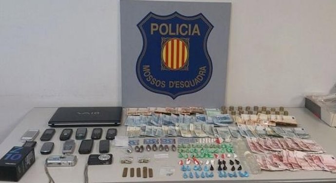 Droga y dinero decomisado en un piso de Ciutat Vella