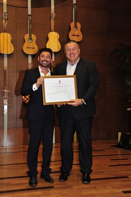 El cantaor catalán Miguel Poveda y el alcalde de La Unión, Francisco Bernabé