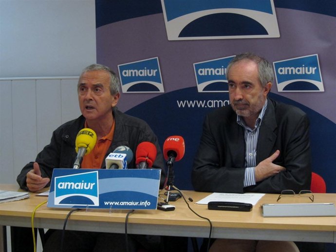 Rafa Larreina, junto a Sabino Cuadra, diputados de Amaiur