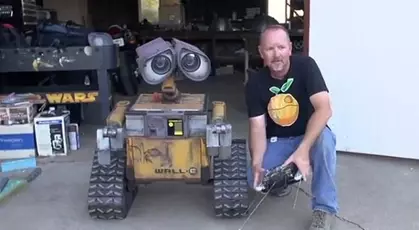 Crean Una Replica Del Robot Wall E De Pixar Que Habla Y Se Mueve