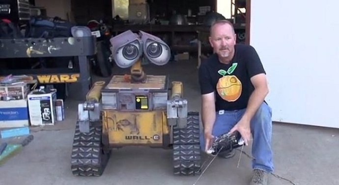 El robot Wall-E en tamaño real, junto a su creador