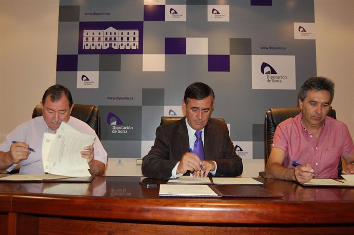 Pardo (C) con los alcaldes de Covaleda y Tardelcuende