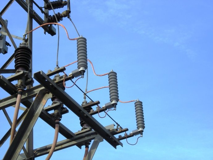 Nueva instalación para proteger la línea eléctrica de descargas atmosféricas