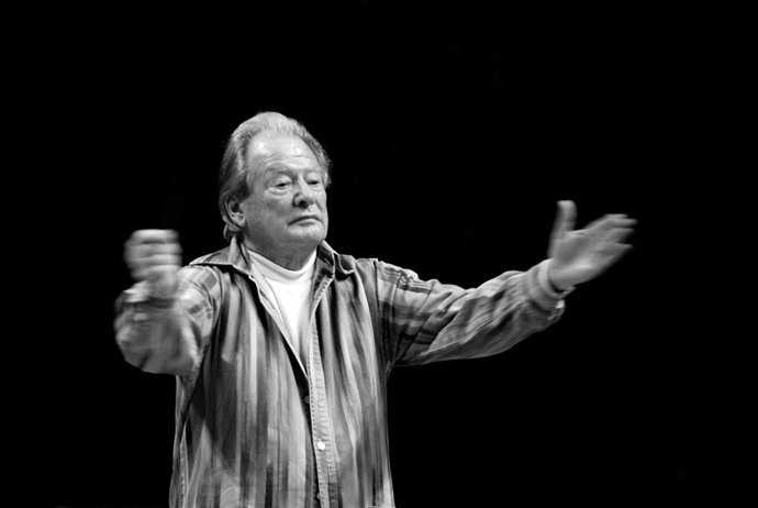 La Orquesta de Cadaqués actúa en el FIS bajo la dirección de Sir Neville Marrine