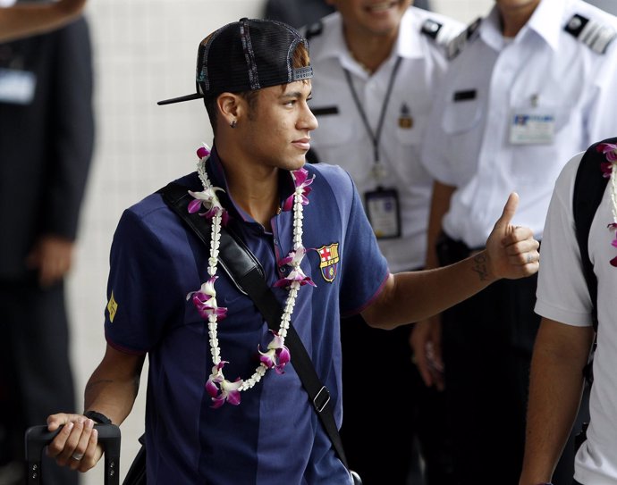 Neymar, a su llegada a Bangkok