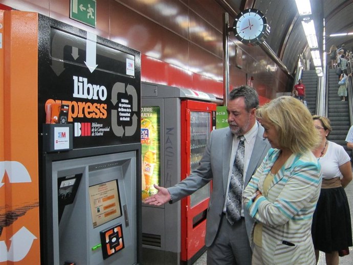 La consejera observa una máquina de préstamo gratuito de libros en Sol