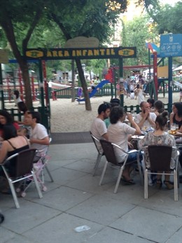 Imagen de una terraza junto a una área infantil