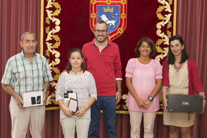 Alonso junto a los premiados por participar en la votación del concurso