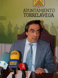 El alcalde comparte la preocupación de los trabajadores de Sniace por la salud de Blas Mezquita