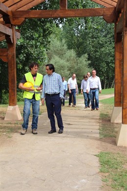 El alcalde visita el primero de los pórticos de madera de entrada al corredor
