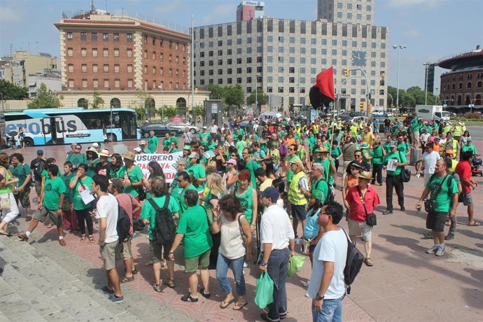 Recibimiento en la plaza España de los siete miembros de la PAH de Córdoba.