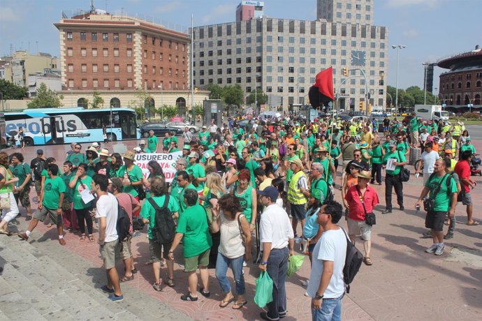Recibimiento en la plaza España de los siete miembros de la PAH de Córdoba.