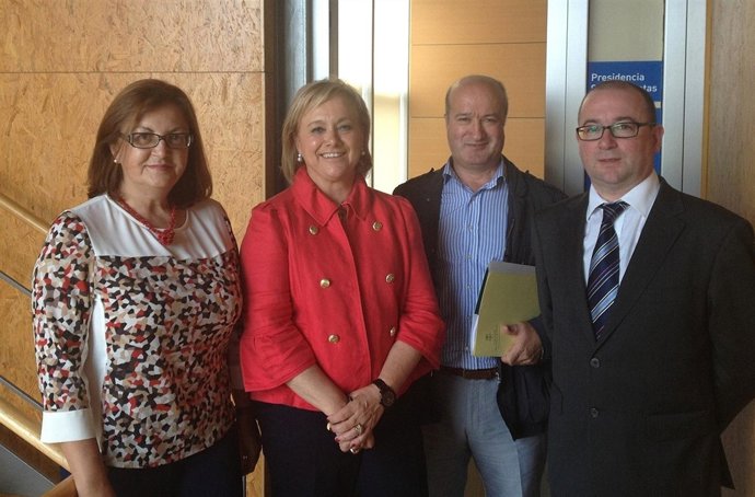 Mercedes Fernández, segunda por la izquierda