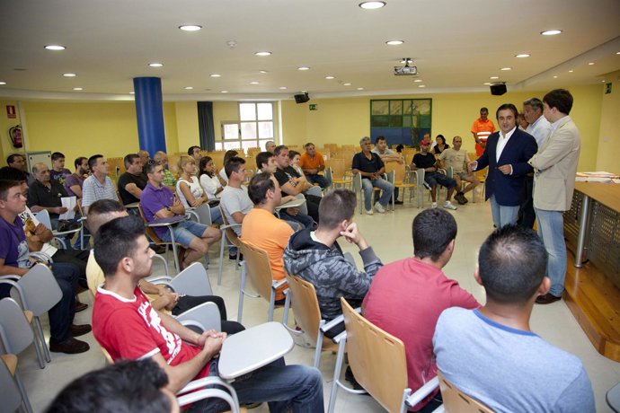 El alcalde da la bienvenida a los nuevos trabajadores municipales