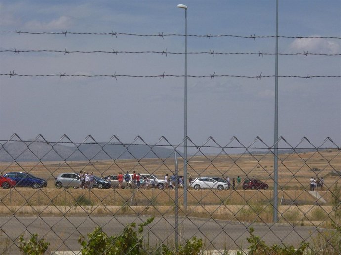 Curiosos en el aterrizaje del primer avión en Teruel