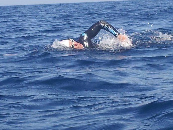 El triatleta Gonzalo Sánchez cruzando a nado el Estrecho