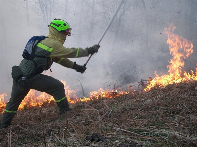 Especialista durante las labores de extinción del incendio