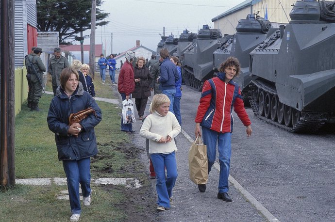 Habitantes de las Malvinas caminan entre tanques argentinos en 1982