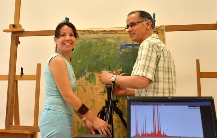 Investigadores analizando los bocetos