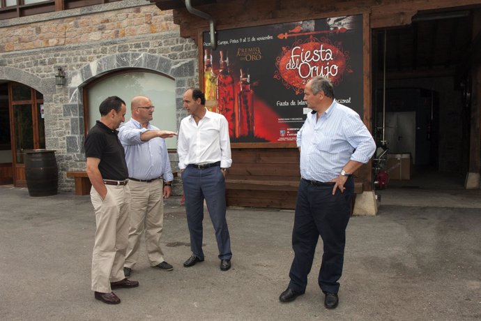 El presidente cántabro visita 'Picos de Cabariezo'