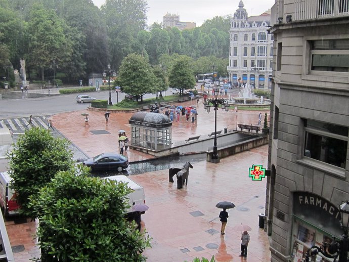 Lluvia, este miércoles, en el centro de Oviedo.