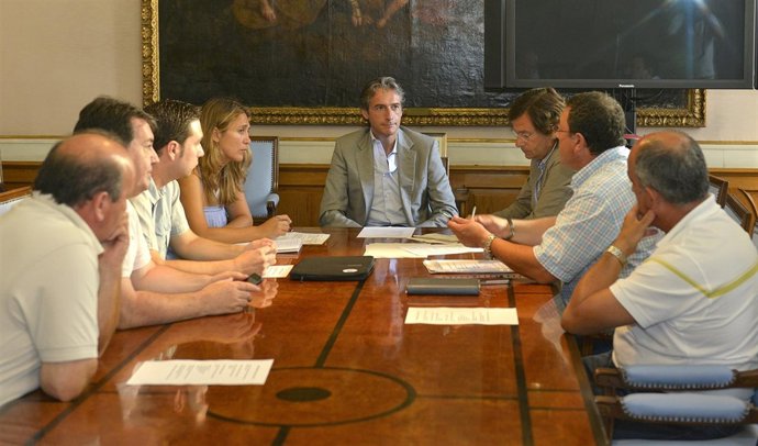 Alcalde con asociaciones de taxistas