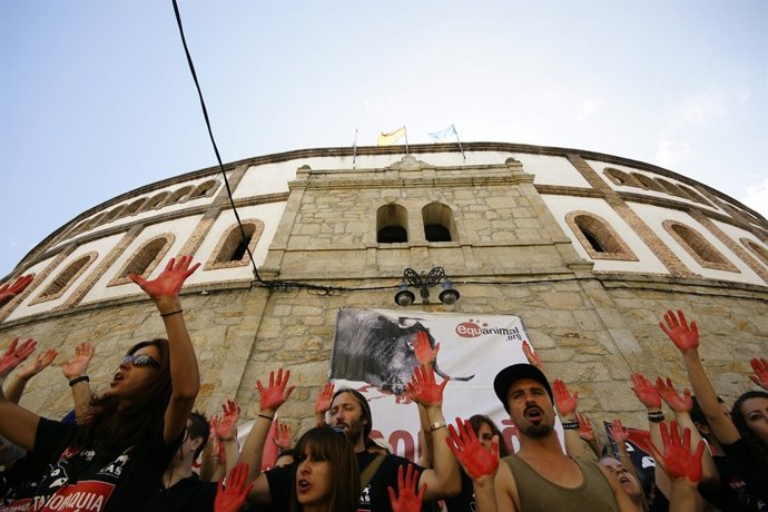 Cadena humana en la plaza de toros de Pontevedra