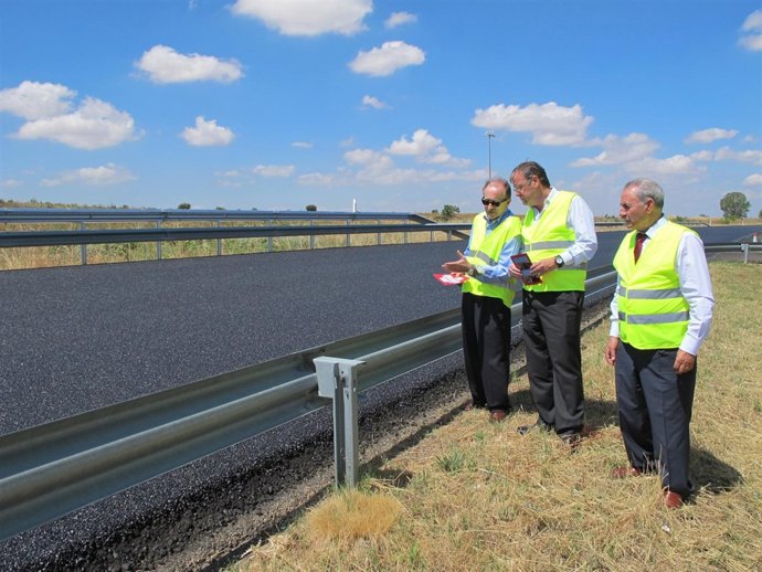 El consejero de Fomento en su visita a las obras de la León-Burgos