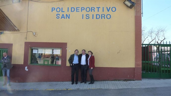 Soler frente a la fachada del polideportivo