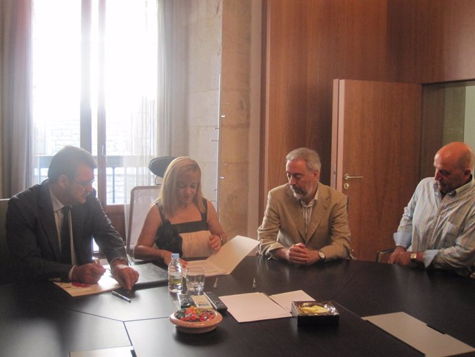 Carrasco (2I) firma el acuerdo con la ULE y el Consejo Regulador