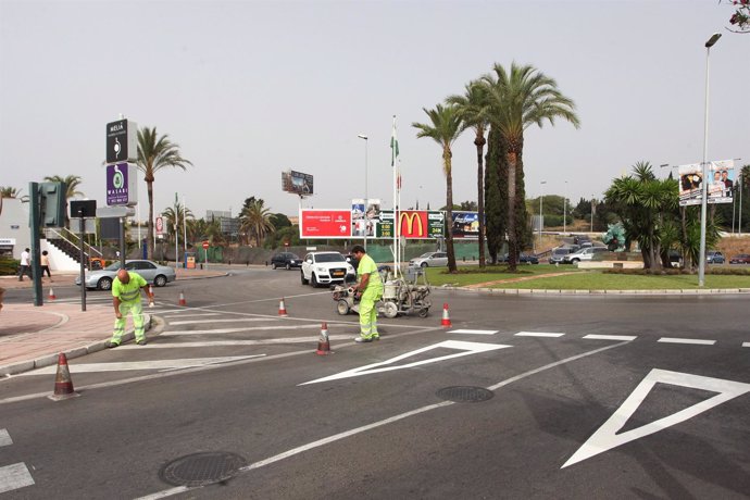 Obreros en el repintado de una carretera en Marbella