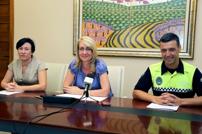 García Gálvez alcaldesa benalmádena (centro) junto a portavoz policia y edil