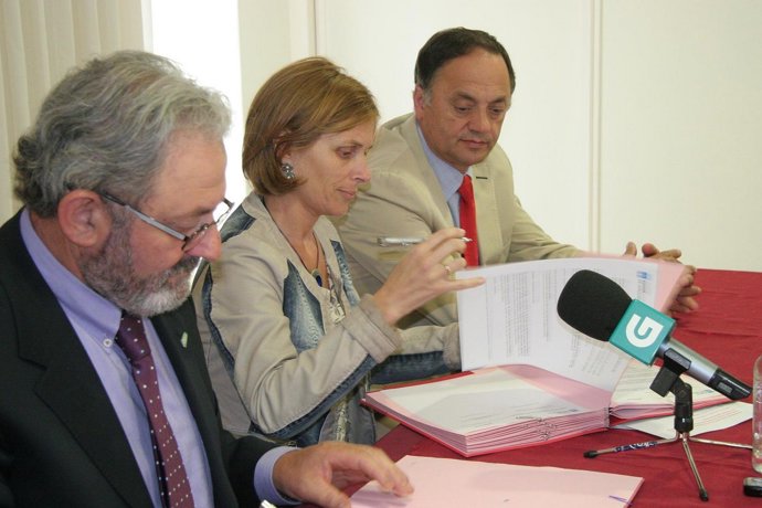 Firma del convenio entre Turismo  y la asociación de la propiedad balnearia