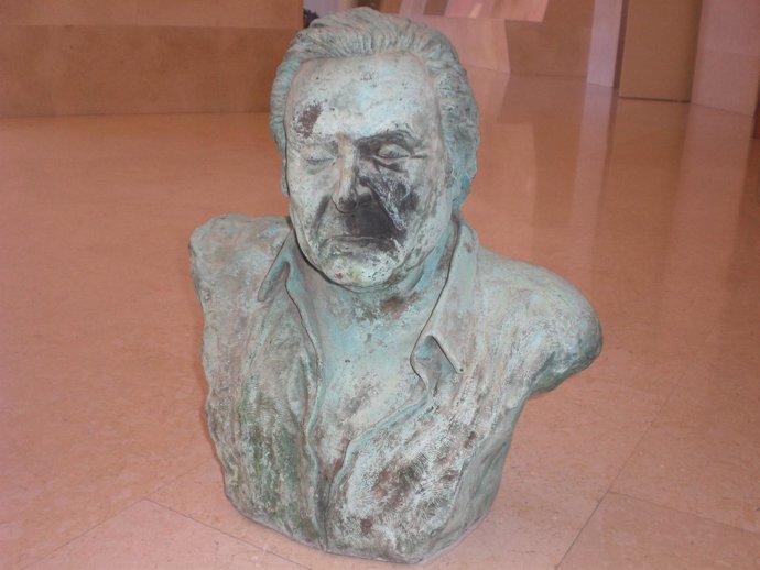 Busto Maestro Richoly, pintado y separado del pedestal