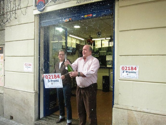 Un Lotero De La Calle Rosselló Celebra El Tercer Premio Del Sorteo De Navidad