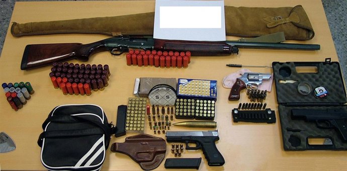 Material incautado en el registro de las viviendas de los seis detenidos