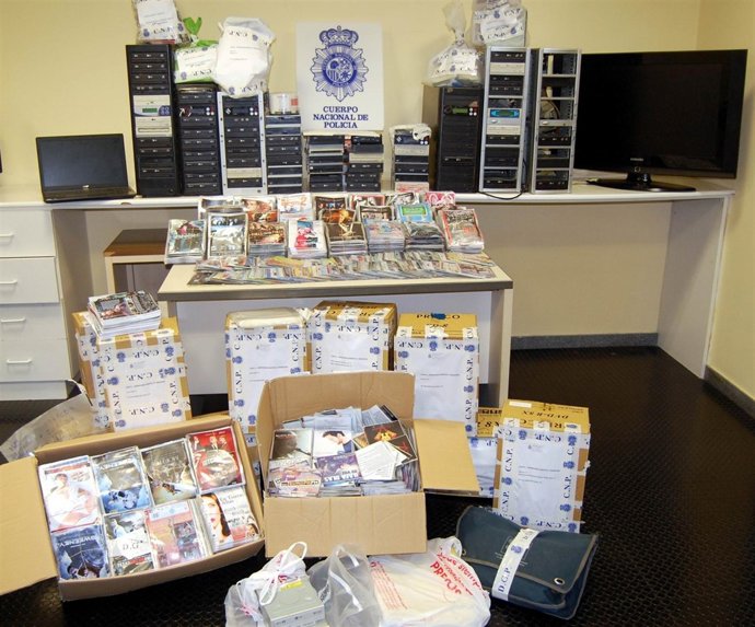 DVD's y CDs incautados en dos pisos en Barcelona y L'Hospitalet de Llobregat